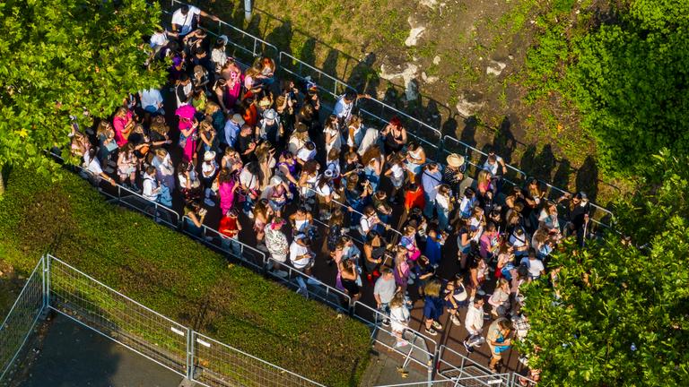 Fans warten vor der Veltins-Arena auf ein Konzert von Taylor Swift. 