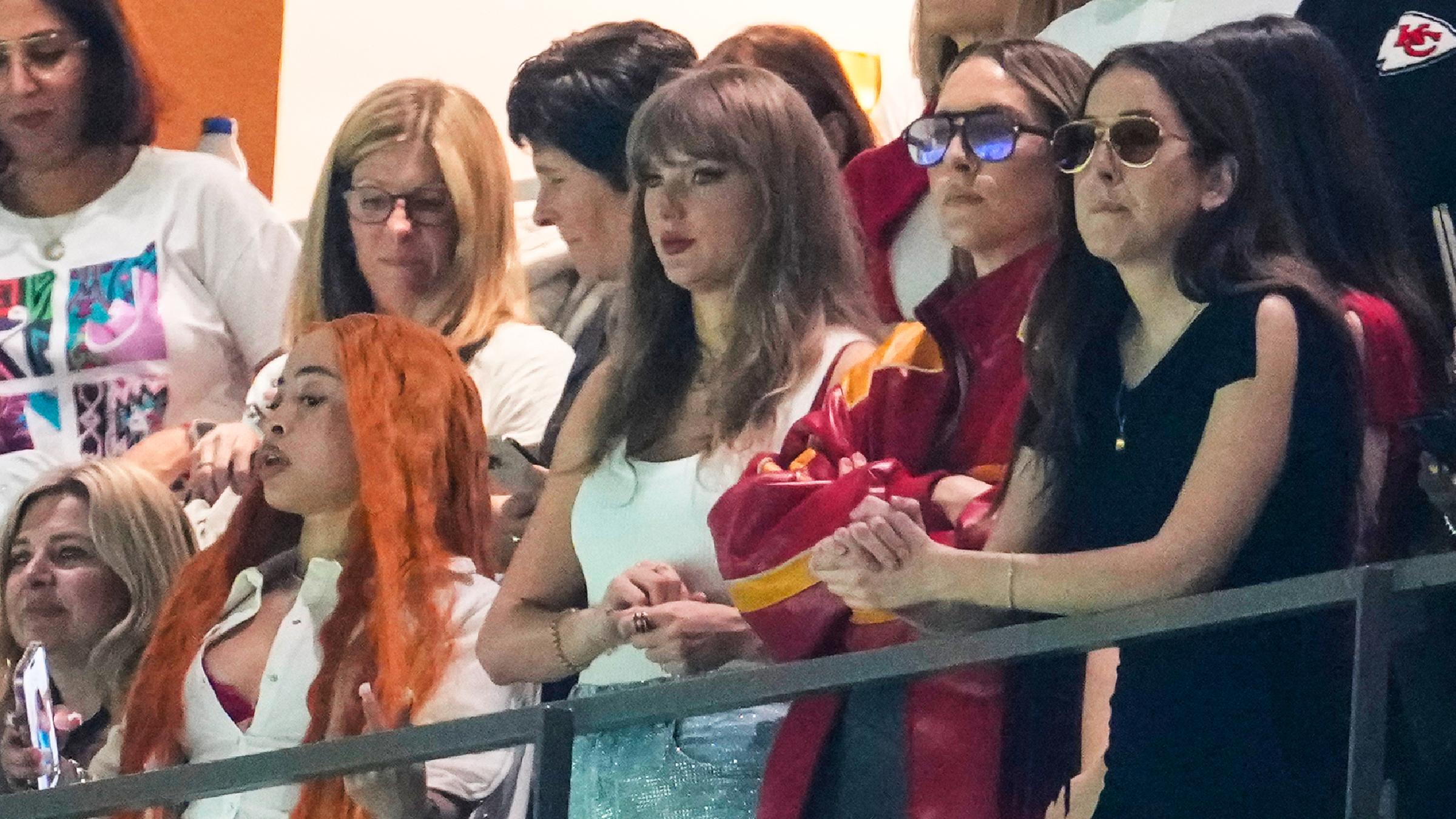 Taylor Swift war gekommen, um ihren Freund Travis Kelce anzufeuern. Die Fans der Gegenmannschaft buhten die Sängerin allerdings aus. Sie ließ sich aber nichts anmerken. (10.02.2025)