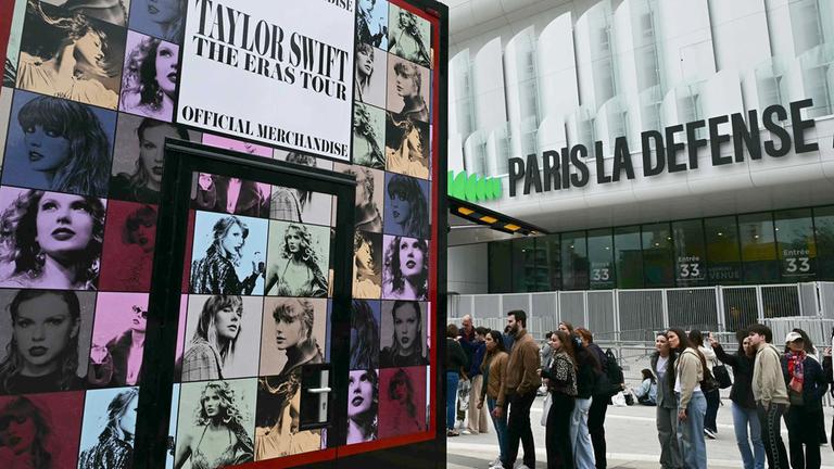 Fans der US-Sängerin Taylor Swift stehen einen Tag vor Beginn der Konzerte des Popstars in der Pariser La Defense Arena an, um Merchandise-Artikel zu erwerben.