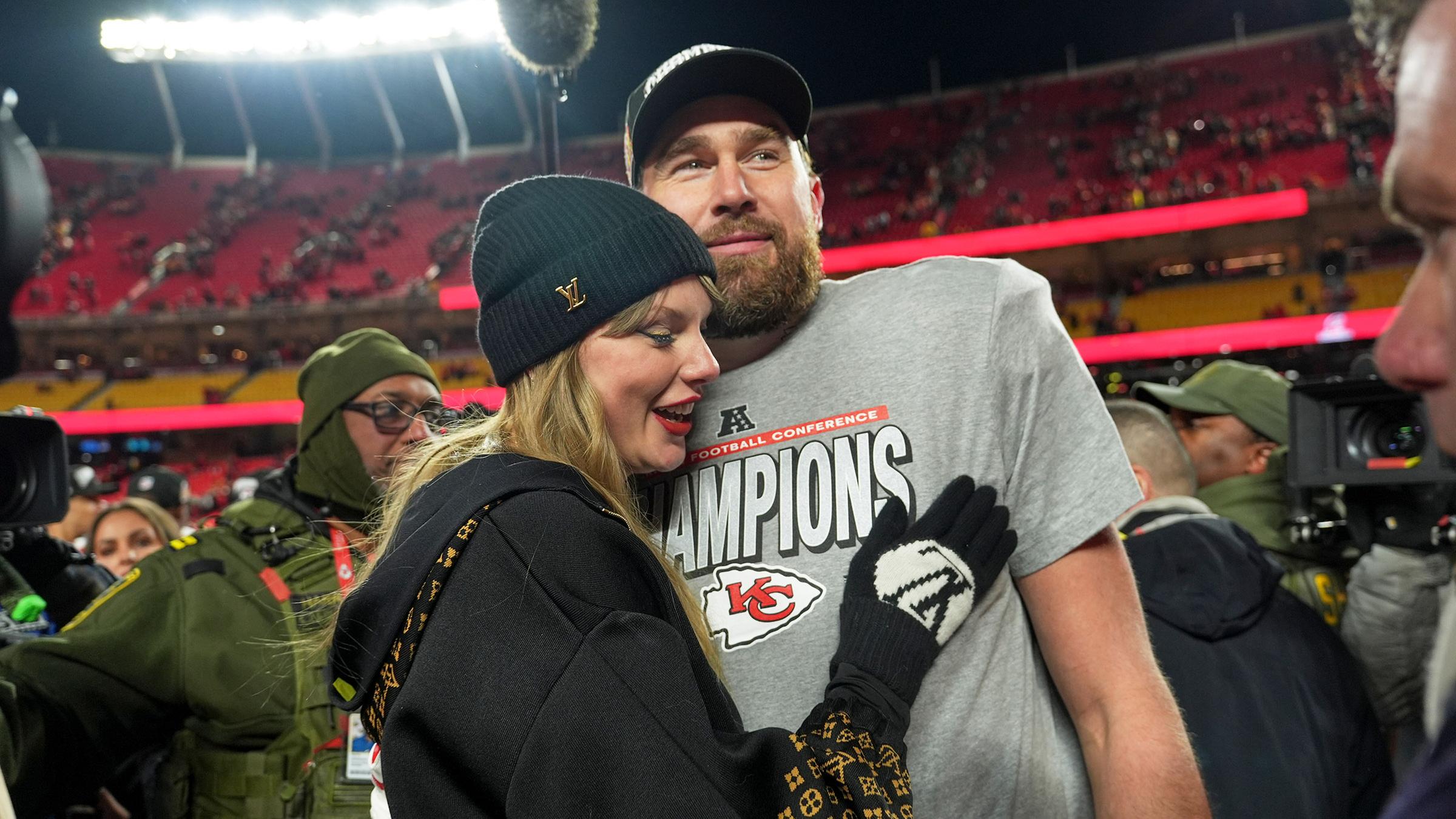Die Sängerin Taylor Swift und der Football-Star Travis Kelce beim Super-Bowl