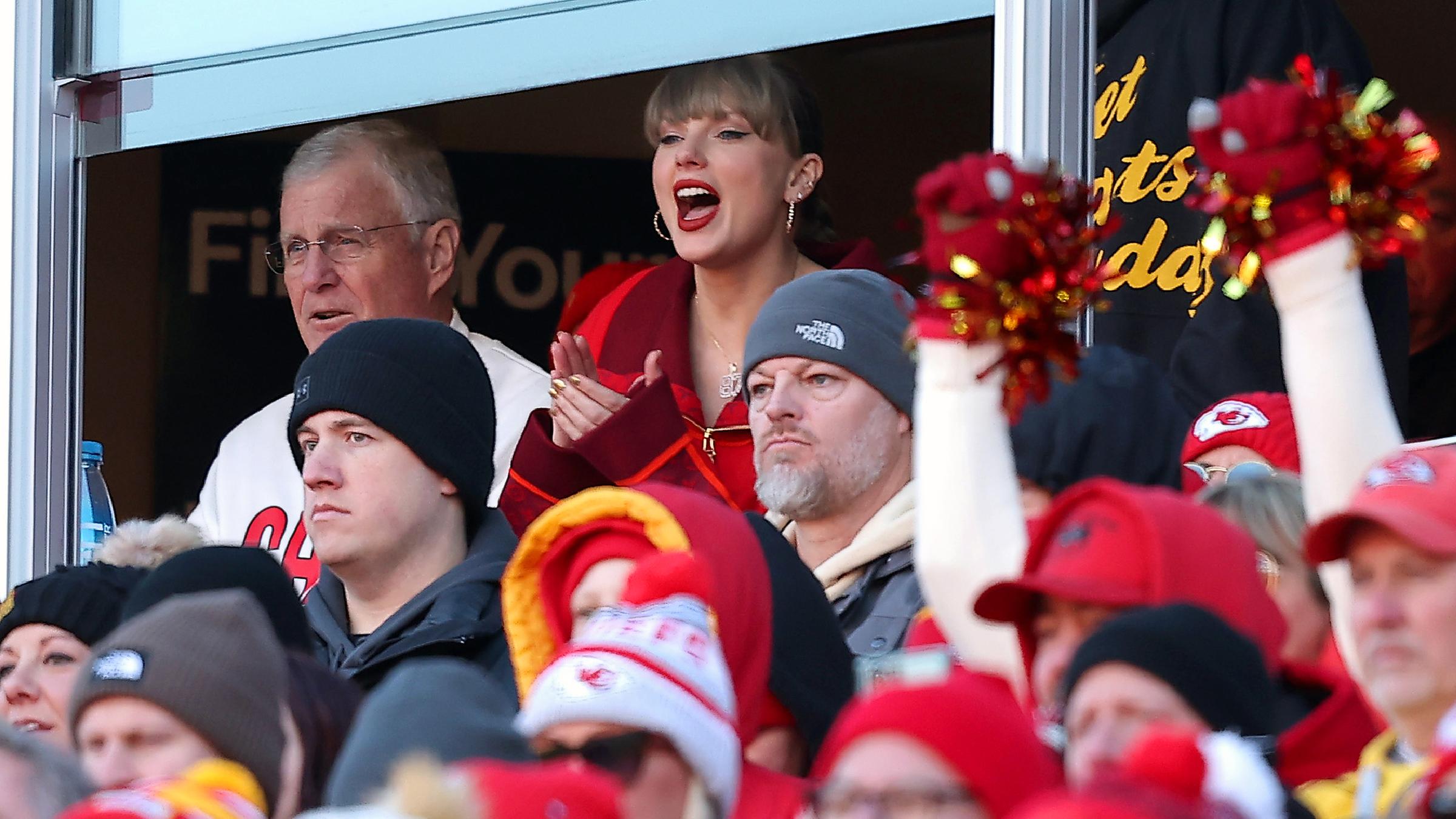 Taylor Swift feuert ihren Verlobten Travis Kelce an.