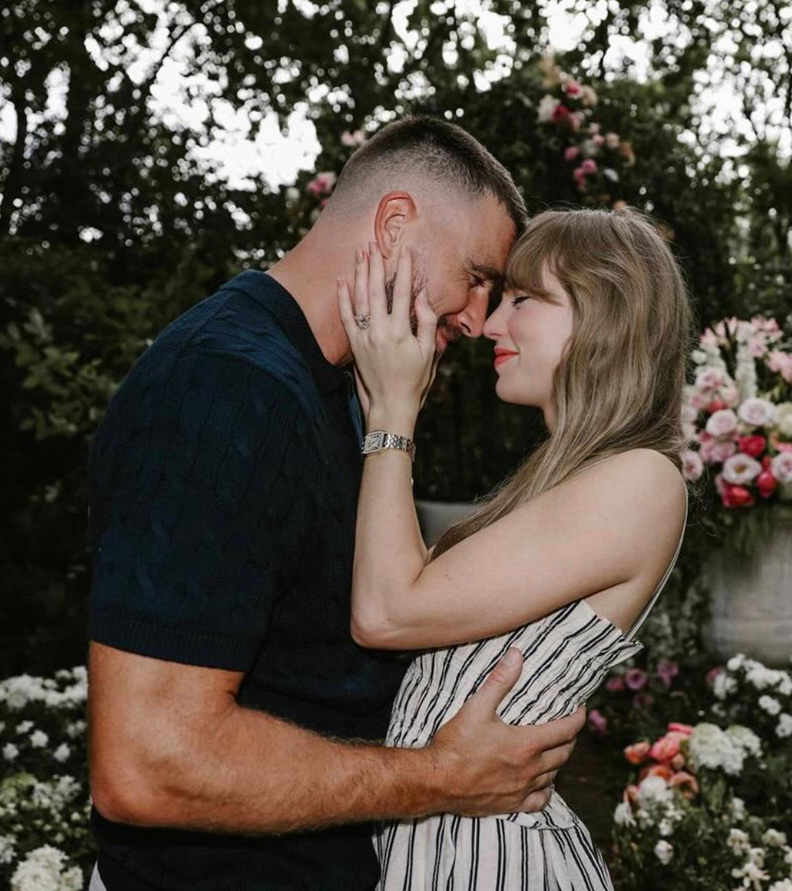 Taylor Swift und Travis Kelce eng umschlungen im Garten mit vielen Blumen im Hintergrund: offizielles Verlobungsfoto