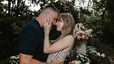 Taylor Swift und Travis Kelce eng umschlungen im Garten mit vielen Blumen im Hintergrund: offizielles Verlobungsfoto