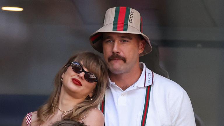 Die US-amerikanische Singer-Songwriterin Taylor Swift (links) und der US-amerikanische NFL-Footballspieler Travis Kelce.