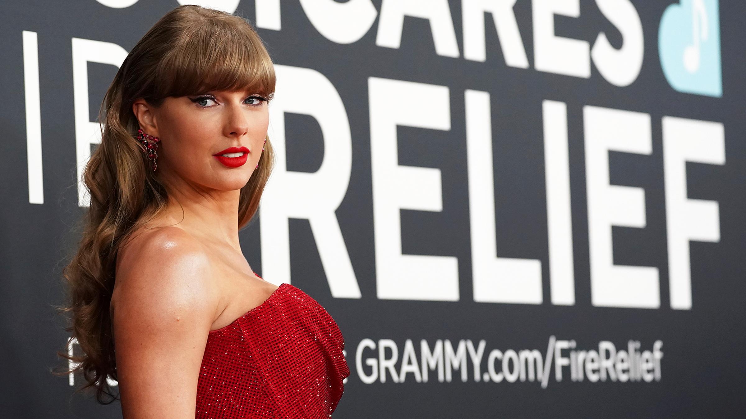 Aktuell kümmert Sängerin Taylor Swift sich um ihren Vater Scott. Wie jetzt bekannt wurde, musste sich der 73-Jährige vor einem Monat einer fünffachen Bypass-OP unterziehen. (18.07.2025)