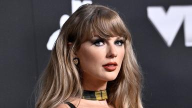 taylor Swift posiert auf dem roten Teppich bei Mtv