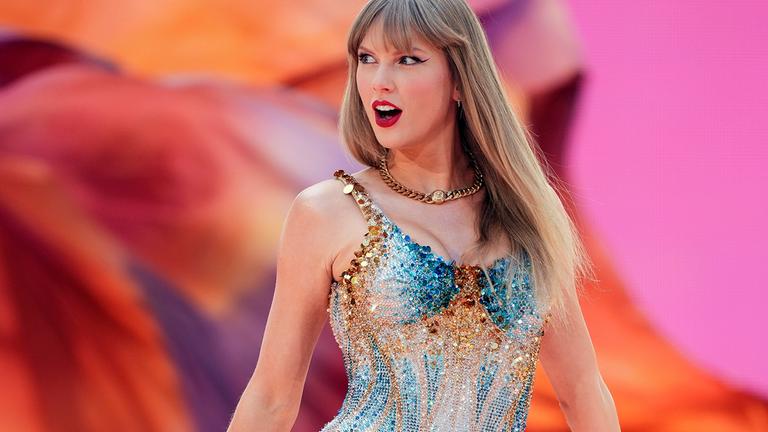 Taylor Swift tritt im Rahmen ihrer Eras Tour im Wembley Stadion in London auf.
