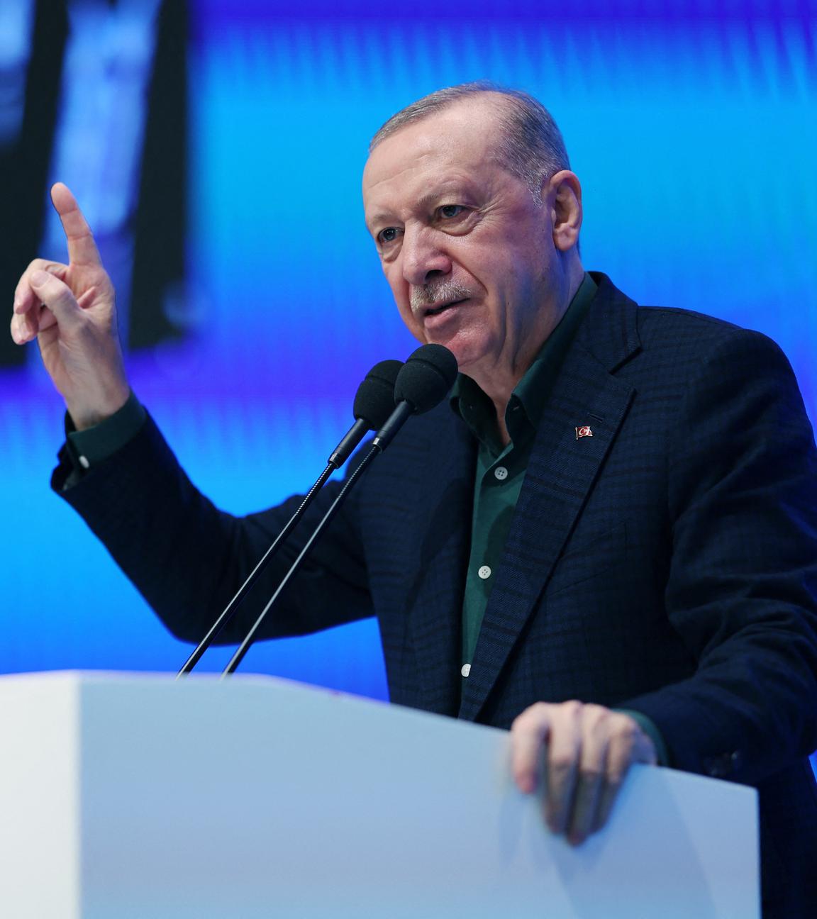 Recep Tayyip Erdogan steht an einem Rednerpult und redet