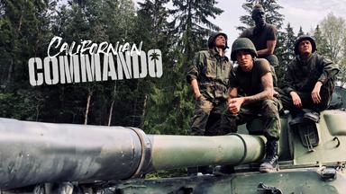 Van (Kian Lawley), Soukka (Elias Keranen), Forsbacka (Tatu Sinisalo) und PH (Juho Uusitalo) sitzen auf einem Panzer im Wald und schauen furchtlos in die Ferne.