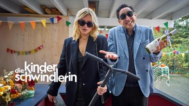 "Die Kinderschwindlerin": Nina (Laura Storz, l.), hat überhaupt keine Lust, auf die kinderreiche Geburtstagsparty ihrer Schwester zu gehen. Ihr Freund Sammy (Ekrem Bora, aka Eko Fresh, r.) sieht das entspannter.