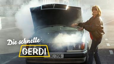 Taxifahrerin Gerda (gespielt von Senta Berger) steht vor der offenen Kühlerhaube ihres Taxis. Aus dem Motorraum steigt Rauch hervor.