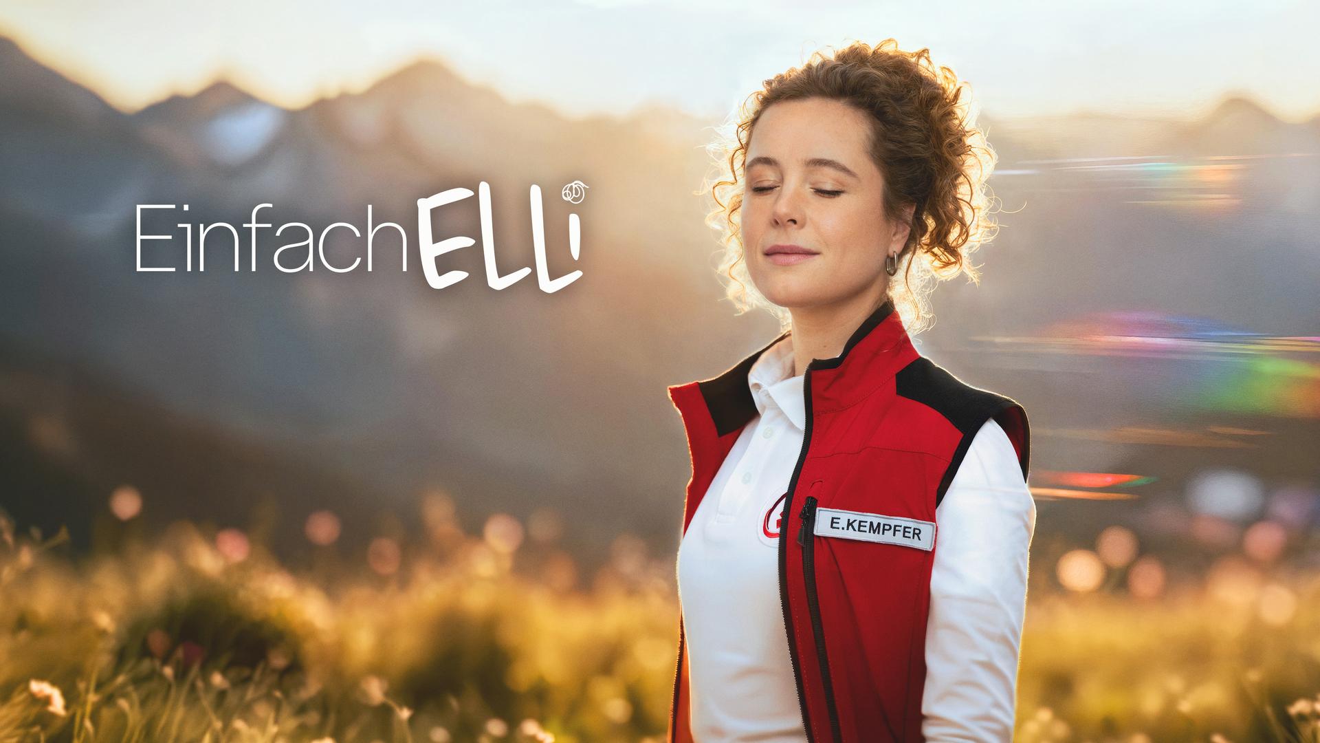 Rettungssanitäterin Elli steht vor der sommerlichen Bergkulisse des Karwendelgebirges. Sie sieht lächelnd den Zuschauer an. Links und rechts von ihrem Kopf sieht man ihr Gesicht noch einmal mit verschiedenen Gesichtsausdrücken - einmal mit geschlossenen Augen und einmal sorgenvoll mit der Hand in ihren Haaren. 
