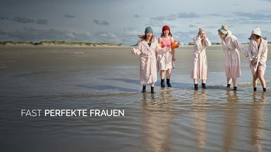 Suse Hornegg (Silke Bodenbender), Christine Burkhard (Anne Roemeth), Doris Ohlmeier (Tanja Schleiff), Jennifer Kanz (Malene Becker), Leisha Ayoub (Sabrina Amali) stehen in Badeanzügen und Bademäntel knöcheltief im Wasser