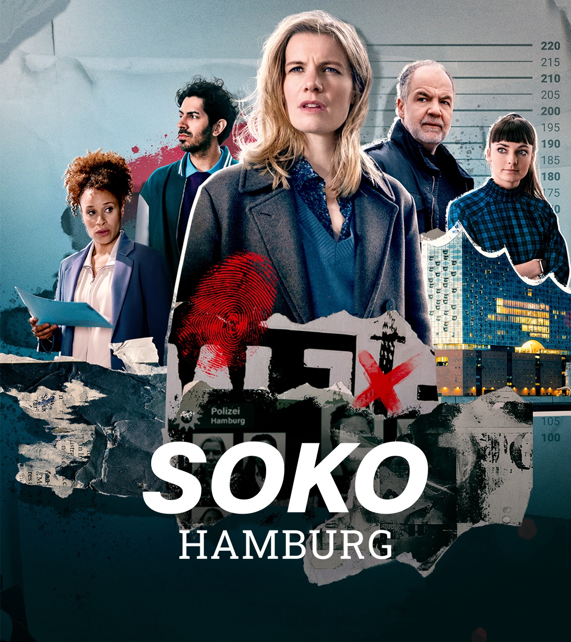 Das Vorschaubild zu „SOKO Hamburg“ zeigt das Ermittlerteam in einer collageartigen, spannungsgeladenen Komposition vor einem kühlen, blau-grünen Hintergrund. Im Zentrum steht Lena Testorp (Anna von Haebler) mit entschlossenem Blick, flankiert von ihren Kolleg*innen Ella Hansen (Oceana Mahlmann), Luiz Vieira dos Santos (Thiago Braga de Oliveira), Oskar Schütz (Marek Erhardt) und Franzi Berger (Paula Schramm), die aufmerksam in unterschiedliche Richtungen schauen. Im Hintergrund sind kriminalistische Elemente wie ein übergroßer Fingerabdruck, eine Höhenmesslatte, Fahndungsfotos und das Logo der Polizei Hamburg zu sehen, ergänzt durch rote Farbakzente in Form eines markierten Fingerabdrucks und eines „X“. Rechts im Bild ist zudem die Elbphilharmonie eingebunden, die den Handlungsort Hamburg visuell hervorhebt und die urbane Atmosphäre der Serie unterstreicht.