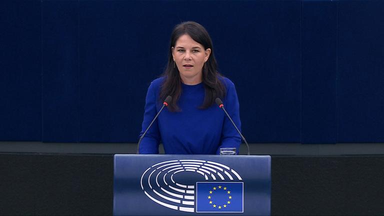 Annalena Baerbock spricht im EU-Parlament