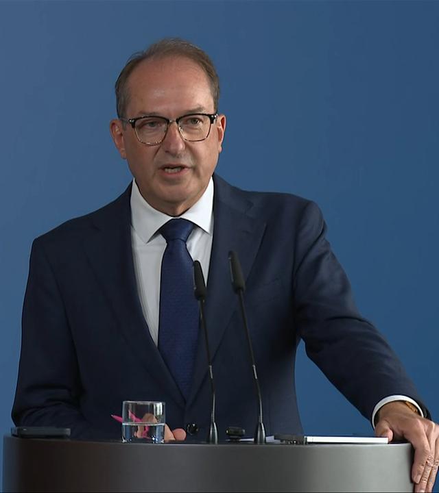 Bundesinnenminister Dobrindt zu Waffenfund bei Berlin