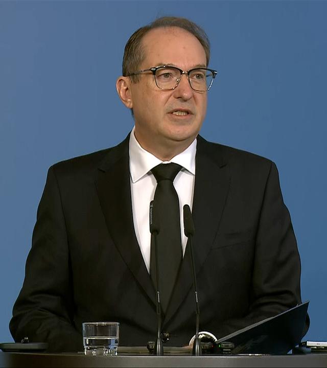 Dobrindt: Aufrüsten im Kampf gegen den Linksextremismus