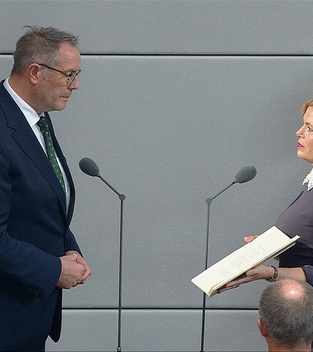 Eidesleistung des neuen Bundesministers für Arbeit und Soziales, Alexander Schweizer