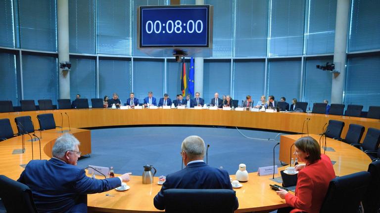 Gefahren für die Demokratie · Kontrolle der Nachrichtendienste