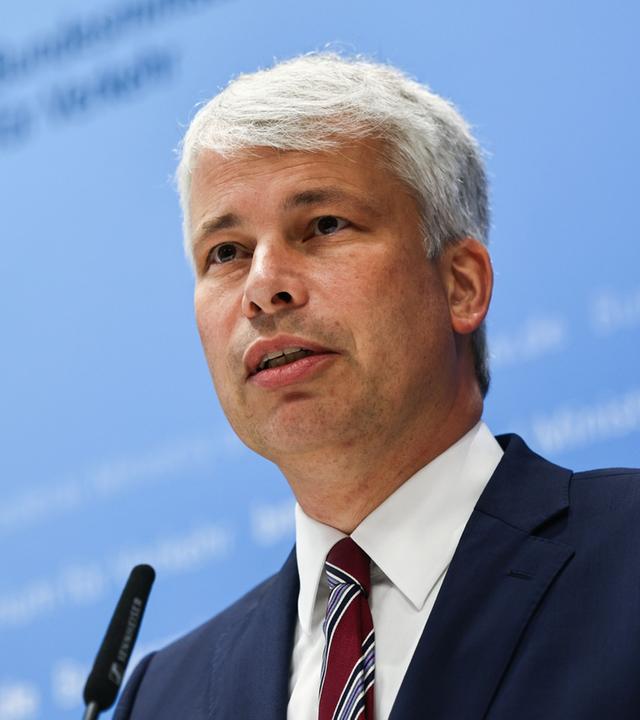 LKW-Fahrverbot an Sonntagen aufheben? Verkehrsminister Bilger nach Niedrigwasser-Konferenz