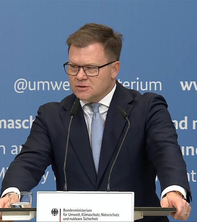 Neue E-Auto-Kaufprämie: Bundesumweltminister Carsten Schneider (SPD) stellt vor