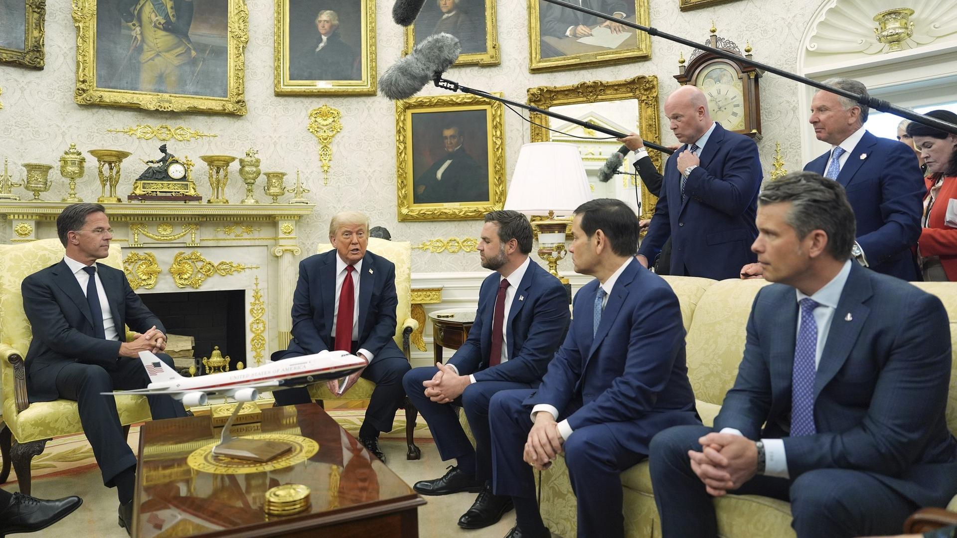 US-Präsident Donald Trump und NATO-Generalsekretär Mark Rutte im Gespräch