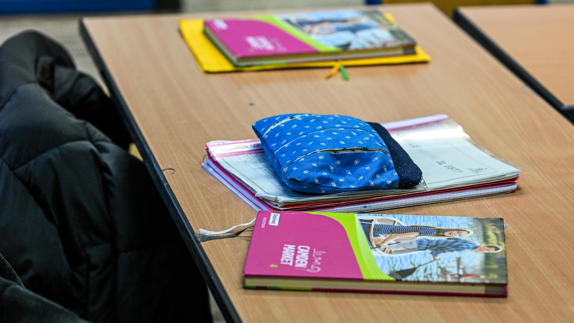 Ein Tisch, auf dem Schulbücher liegen.