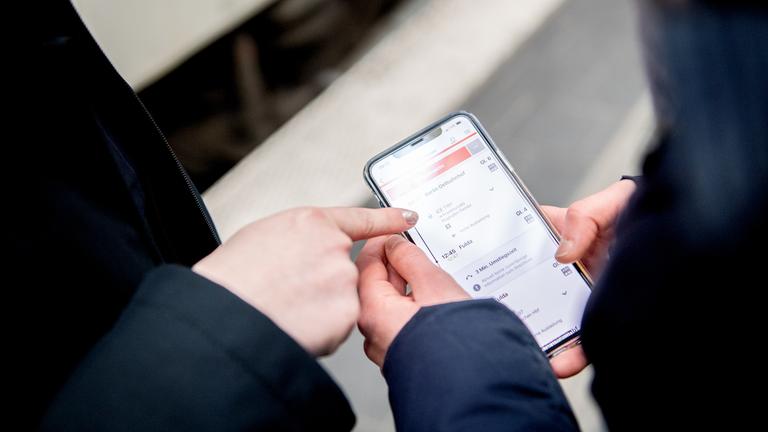 Zwei Personen bedienen die DB-App