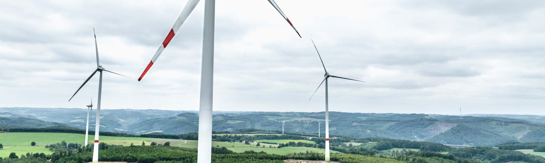 Windräder auf einem Feld in Hohenlimburg