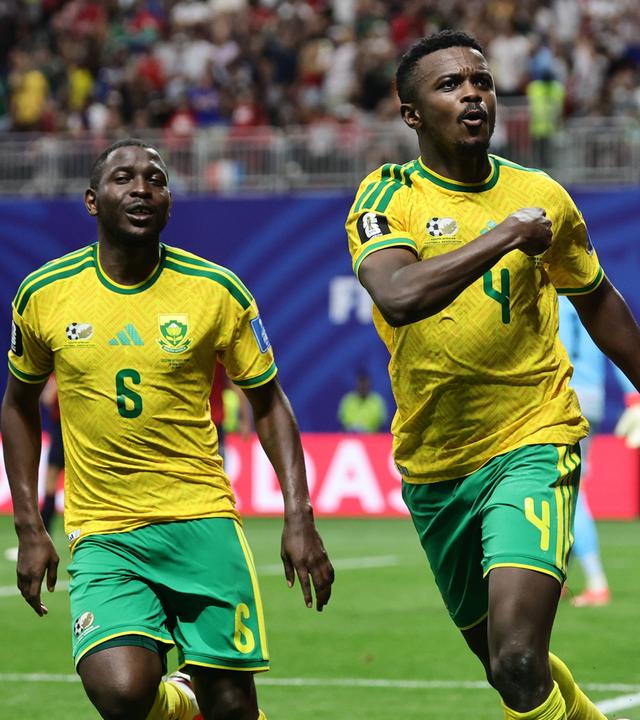 Der südafrikanische Nationalspieler Teboho Mokoena jubelt nach seinem Ausgleichstreffer gegen Tschechien