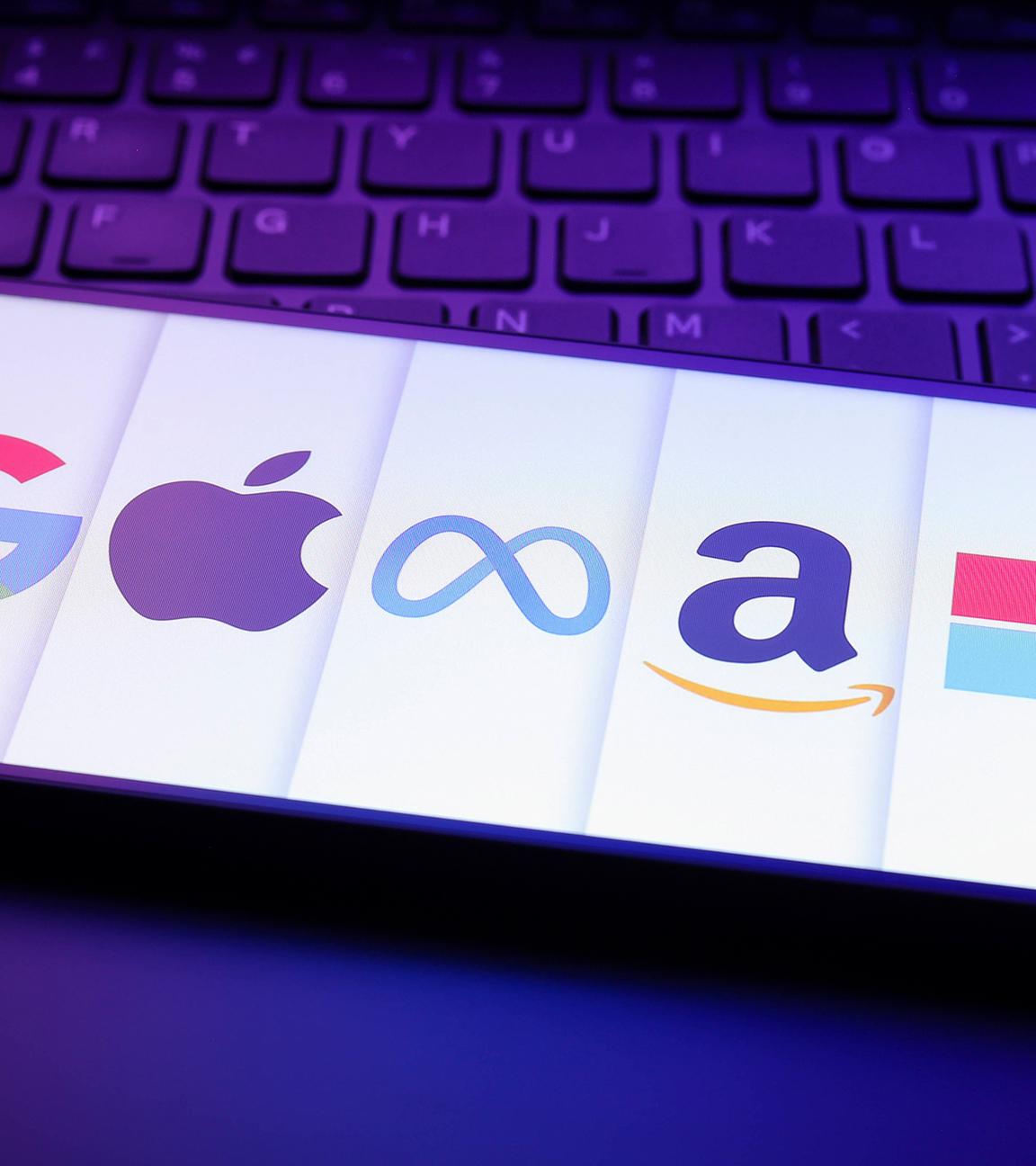 Illustration: Die Logos von Google, Apple, Meta, Amazon und Microsoft erscheinen auf einem Smartphone-Bildschirm