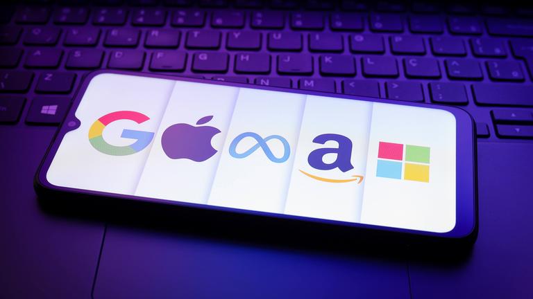 Illustration: Die Logos von Google, Apple, Meta, Amazon und Microsoft erscheinen auf einem Smartphone-Bildschirm