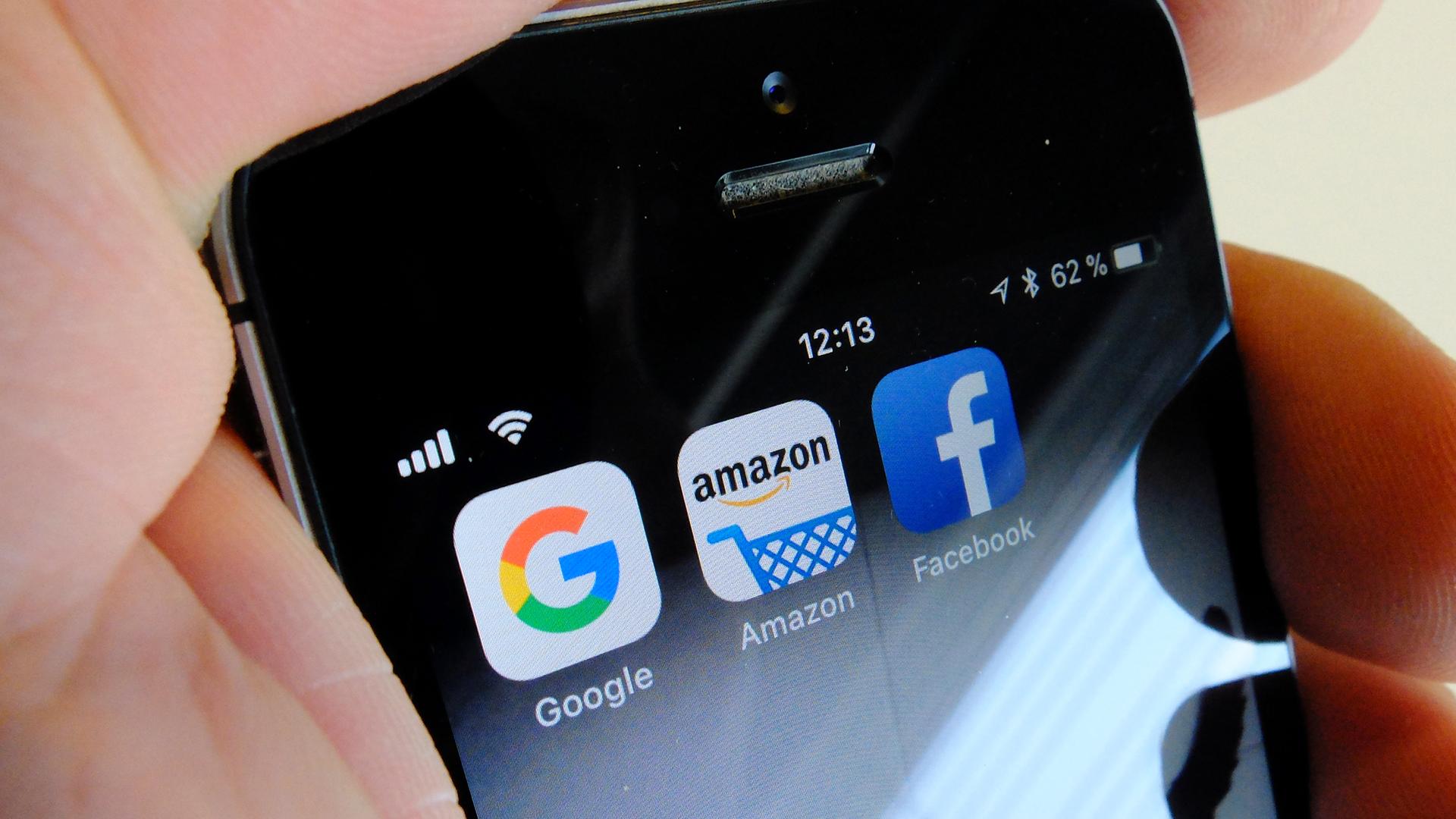 Apps der Tech-Giganten auf einem Smartphone