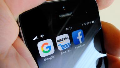 Apps der Tech-Giganten auf einem Smartphone
