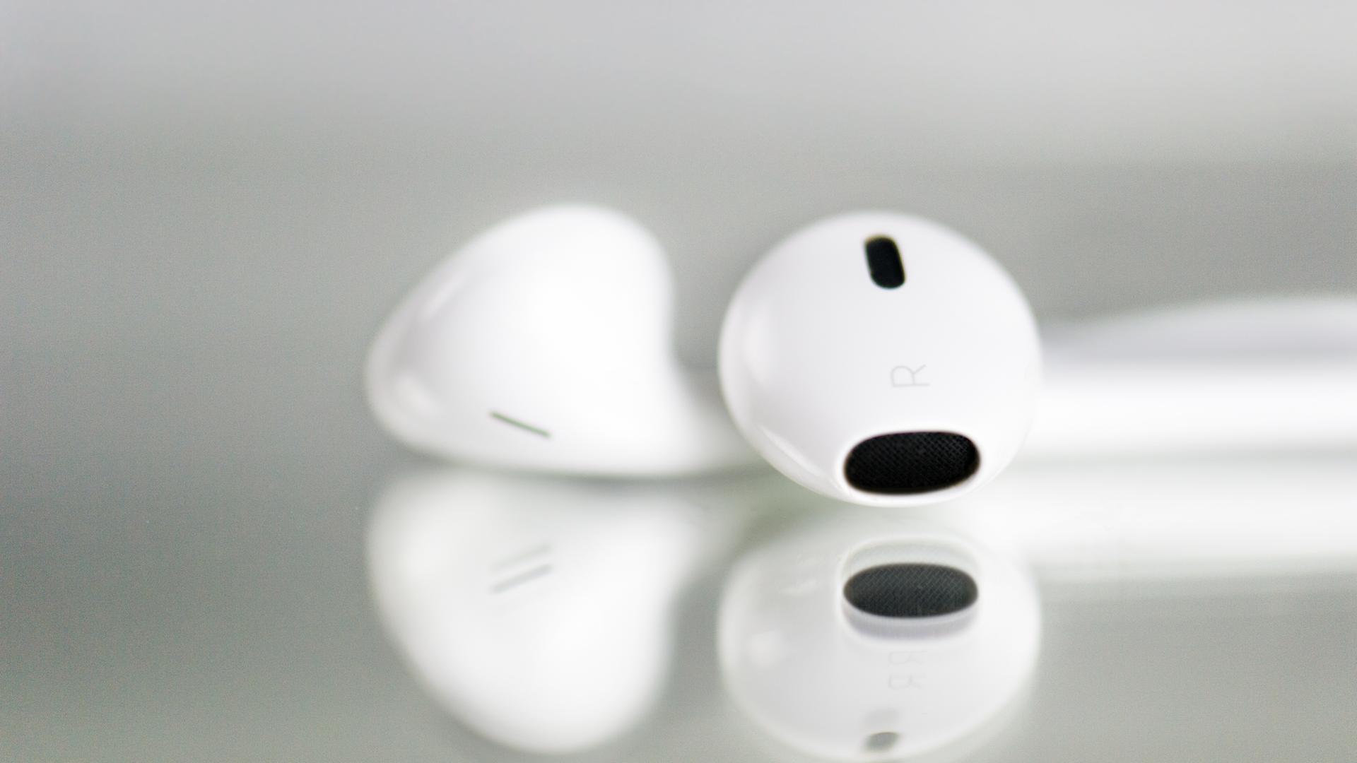 Typical Kopfhörer auf Spiegel-Podcast-Angebote des ZDF