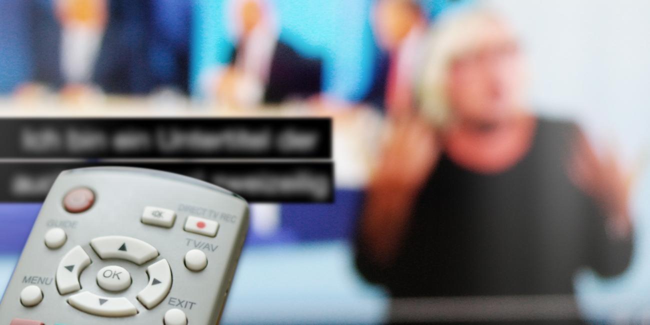 Hörgeschädigte mit Ipad und ZDFmediathek