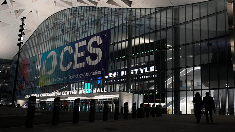 Menschen gehen vor der Technikmesse CES am Las Vegas Convention Center vorbei.