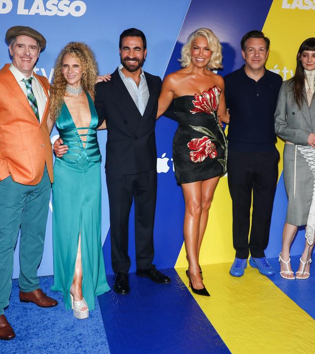 Brendan Hunt, Juno Temple, Brett Goldstein, Hannah Waddingham, Jason Sudeikis und Tanya Reynolds posieren bei der Premiere der vierten Staffel von „Ted Lasso“ vor einer Veranstaltungswand in New York.