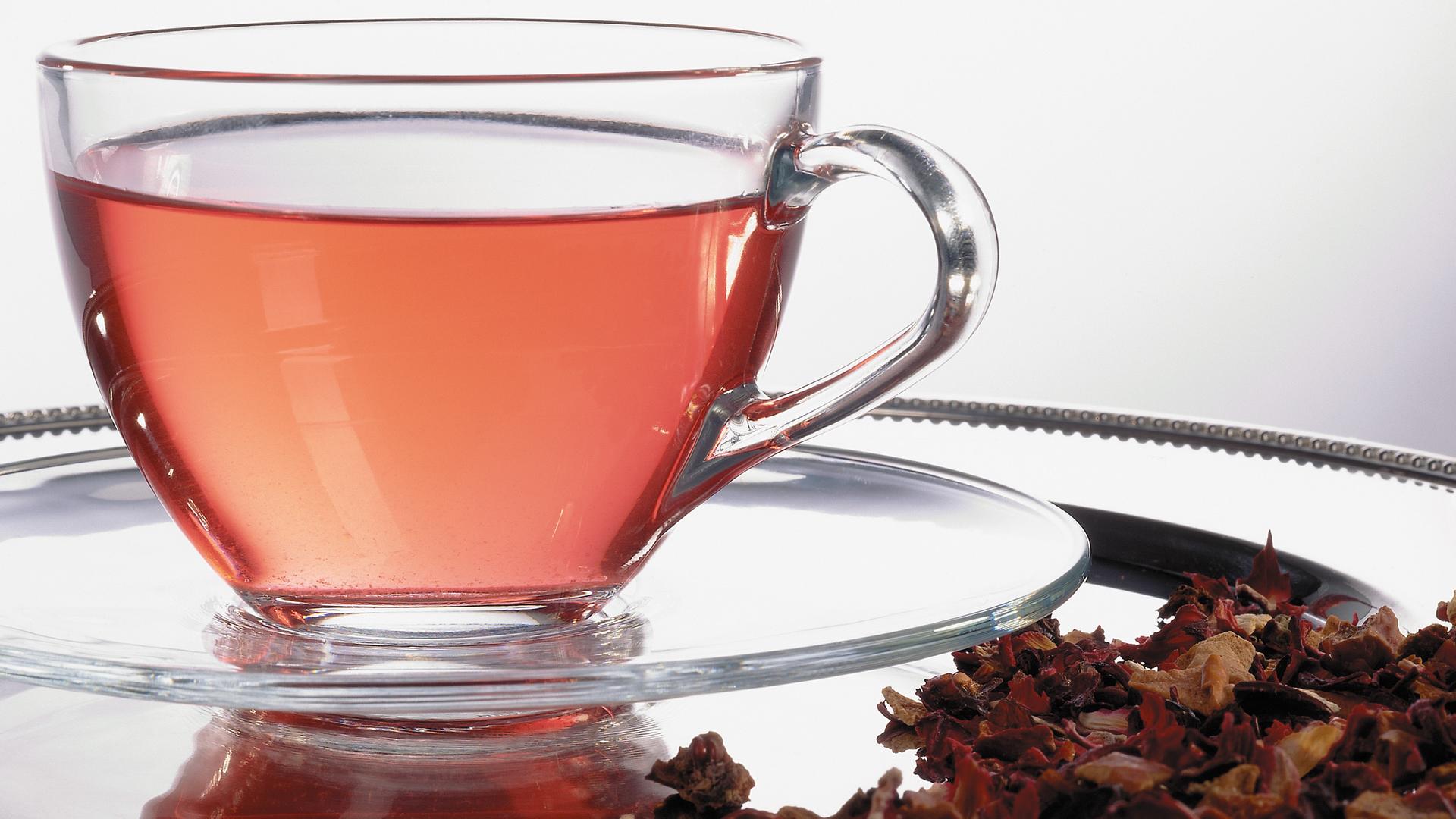 fruechtetee in glastasse, teeblaetter