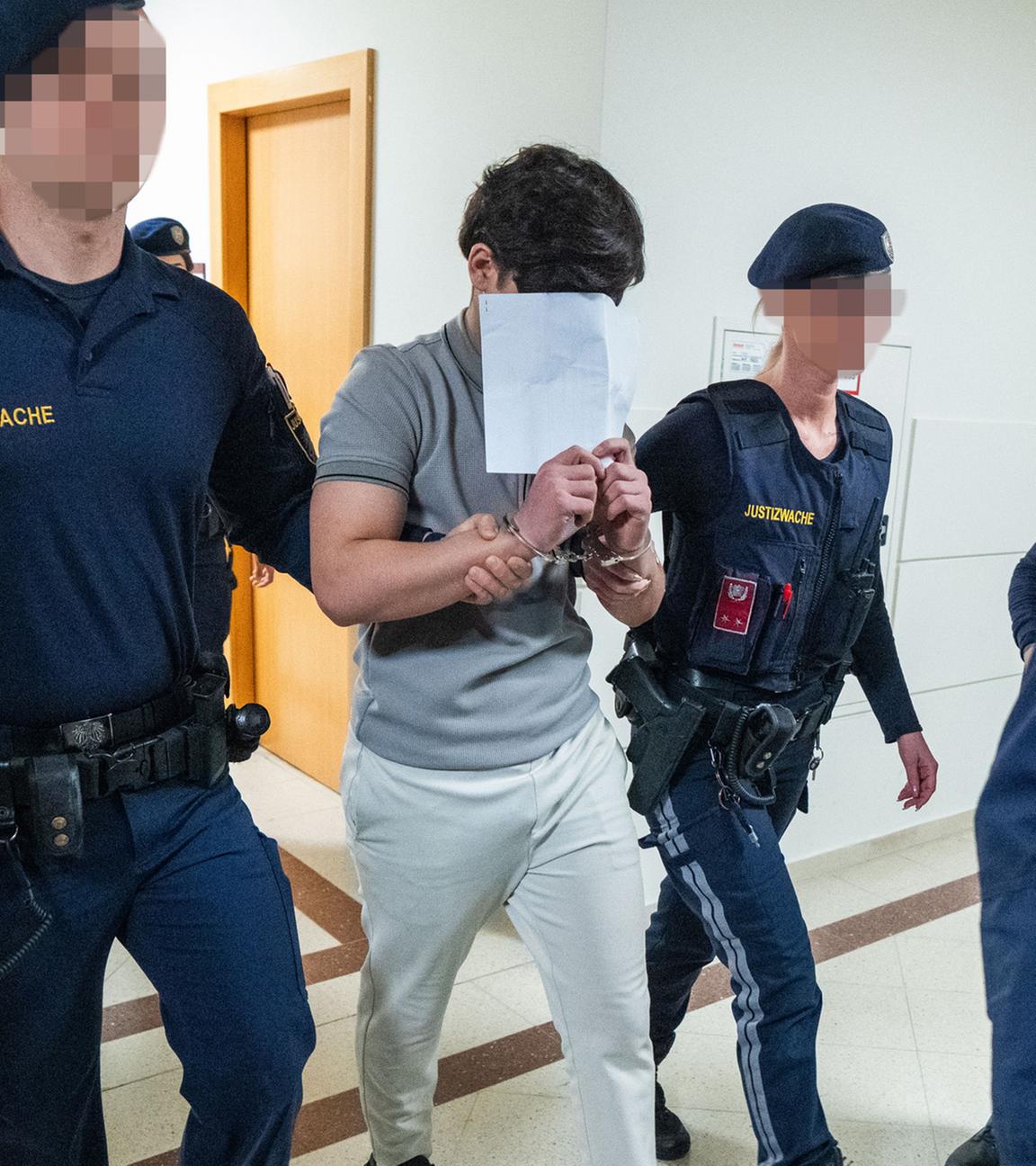Ein Angeklagter wird von Justizbeamten in den Saal des Wiener Straflandesgerichts geführt, wo der Prozess um die in Wien missbrauchte Lehrerin mit sieben Jugendlichen beginnt.