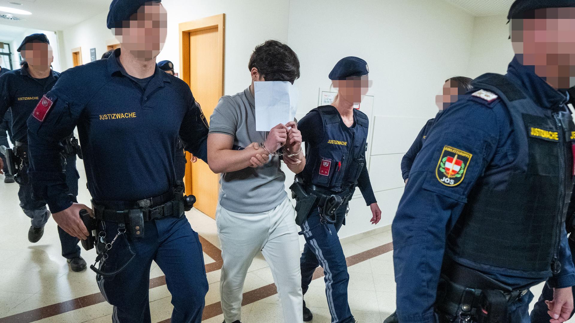 Ein Angeklagter wird von Justizbeamten in den Saal des Wiener Straflandesgerichts geführt, wo der Prozess um die in Wien missbrauchte Lehrerin mit sieben Jugendlichen beginnt.