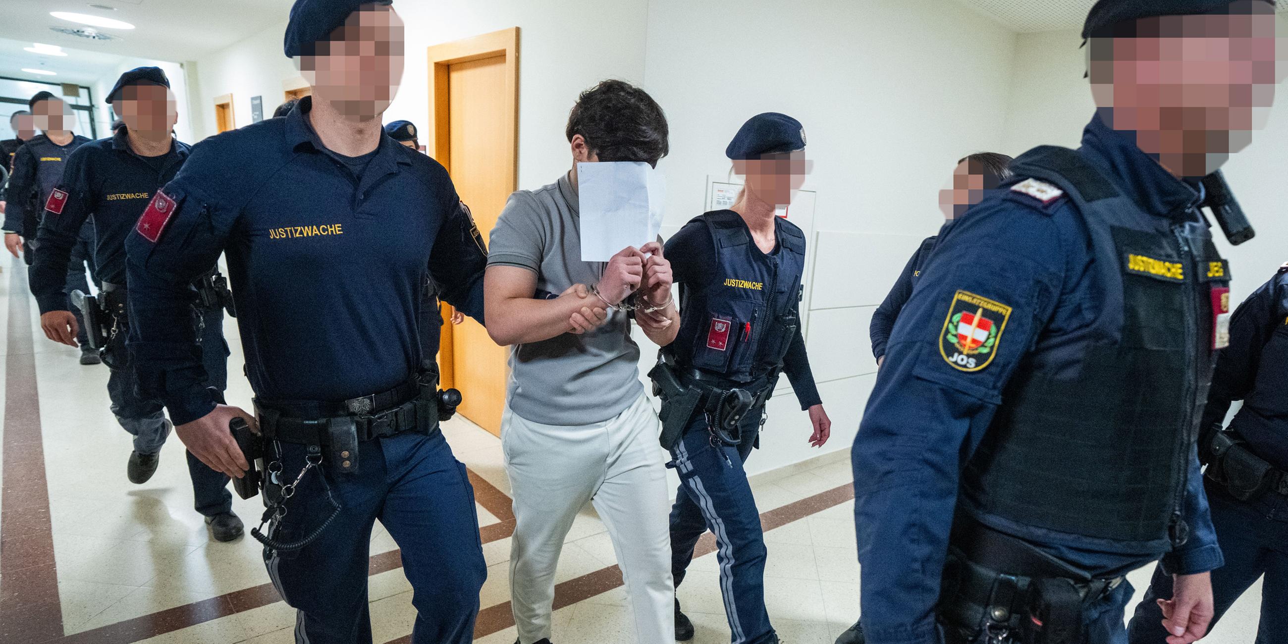 Ein Angeklagter wird von Justizbeamten in den Saal des Wiener Straflandesgerichts geführt, wo der Prozess um die in Wien missbrauchte Lehrerin mit sieben Jugendlichen beginnt.