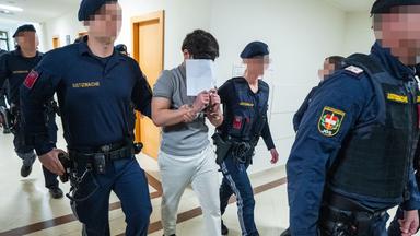 Ein Angeklagter wird von Justizbeamten in den Saal des Wiener Straflandesgerichts geführt, wo der Prozess um die in Wien missbrauchte Lehrerin mit sieben Jugendlichen beginnt.