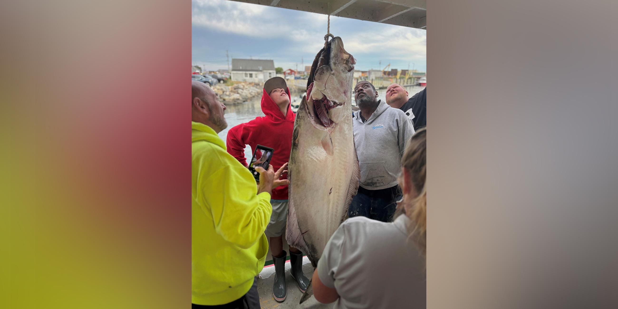 Jackson Denio steht mit einem 80 Kilogramm schweren Heilbutt, den er am Montag bei einem Hochseefischausflug in Hampton, New Hampshire, gefangen hat, am Dienstag, dem 2. September 2025. 