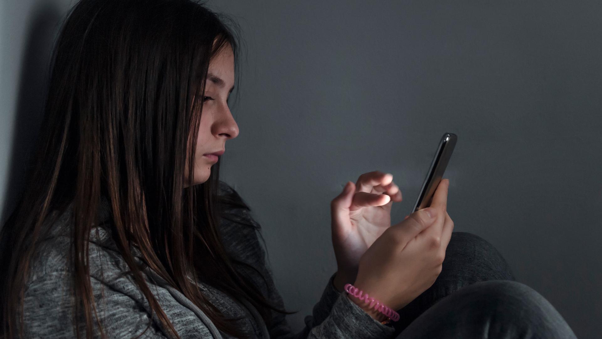 Archiv: Jugendliche am Smartphone