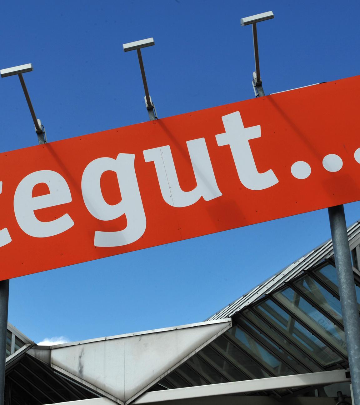 Archiv: Das Logo eines tegut-Supermarkts, aufgenomen am 24.07.2009 in Fulda. 