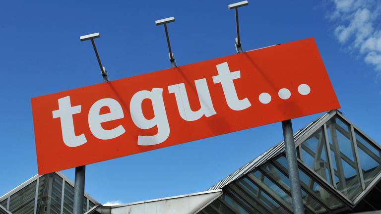 Archiv: Das Logo eines tegut-Supermarkts, aufgenomen am 24.07.2009 in Fulda. 
