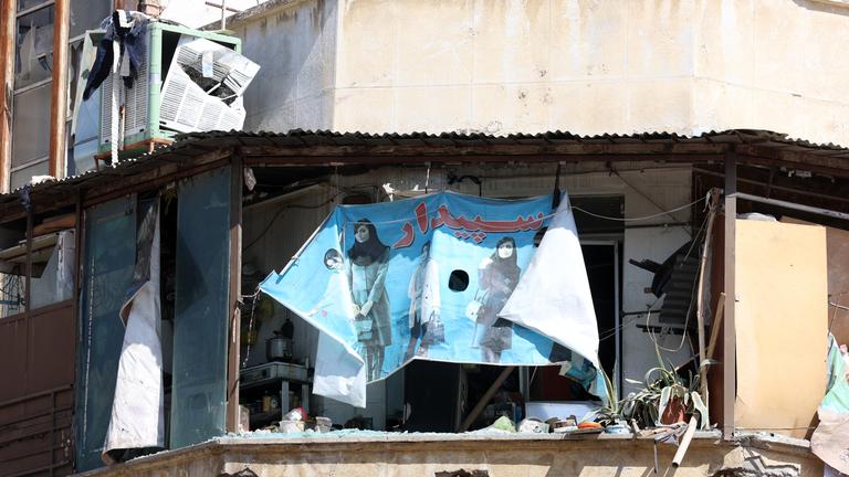 Ein beschädigtes Gebäude im Zentrum von Teheran, Iran, 4. März 2026. Eine gemeinsame Militäroperation Israels und der USA richtet sich weiterhin gegen mehrere Ziele im gesamten Iran.