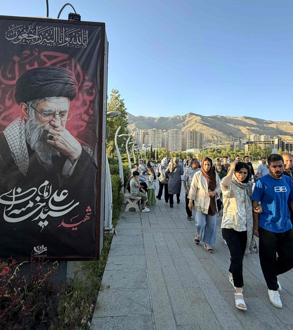 Am 26. April 2026 ist im Nordwesten von Teheran ein Banner mit der Aufschrift „Märtyrer Ayatollah Ali Khamenei“ entlang der Promenade zu sehen.
