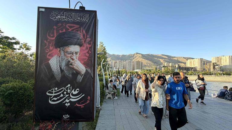 Am 26. April 2026 ist im Nordwesten von Teheran ein Banner mit der Aufschrift „Märtyrer Ayatollah Ali Khamenei“ entlang der Promenade zu sehen.